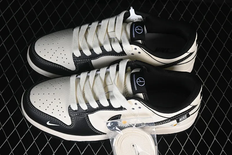 All categories Nk SB Dunk Series Nk SB Dunk Low High-end customized low-top sneakers Nike SB Dunk Low Little Daisy co-branded White and black daisy embroidery High-end customized low-top casual sneakers XD1588-245